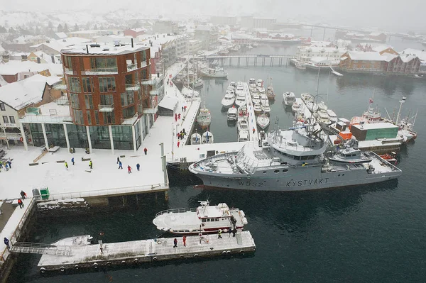 มุมมองที่ท่าเรือ Svolvaer ในหิมะตกใน Svolvaer, นอร์เวย์ . — ภาพถ่ายสต็อก