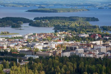 Kuopio, Finlandiya için Puijo Kulesi'nden şehre görüntülemek.