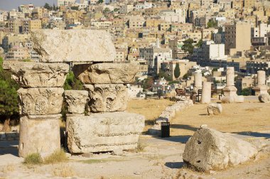 Şehrin arka planda Amman, Ürdün, Amman Kalesi, sütun harap antik taş bloklar.