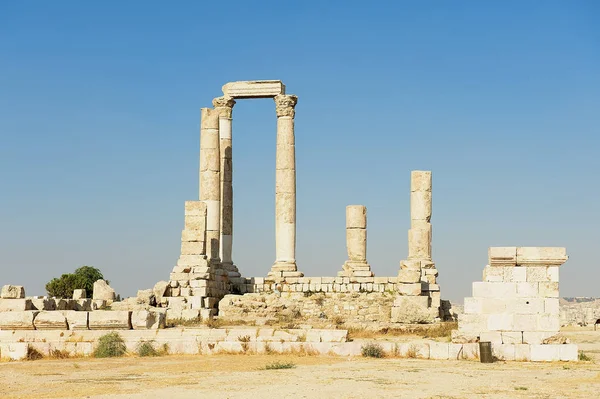 Antiguas columnas de piedra en la Ciudadela de Ammán con el cielo azul al fondo en Ammán, Jordania . — Foto de Stock