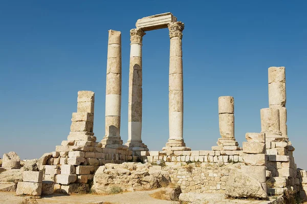 Antiche colonne di pietra alla Cittadella di Amman ad Amman, Giordania . — Foto Stock