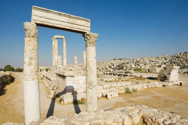 Vista de las antiguas columnas de piedra en la Ciudadela de Ammán con la ciudad de Ammán al fondo en Ammán, Jordania . — Foto de Stock