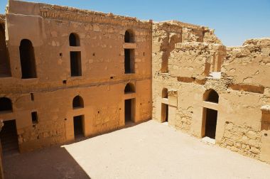 İç avluya terk edilmiş çöl kalesinin Qasr Kharana (Kharanah veya Harrana) yakınındaki Amman, Ürdün.