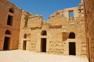 İç avluya terk edilmiş çöl kalesinin Qasr Kharana (Kharanah veya Harrana) yakınındaki Amman, Ürdün.