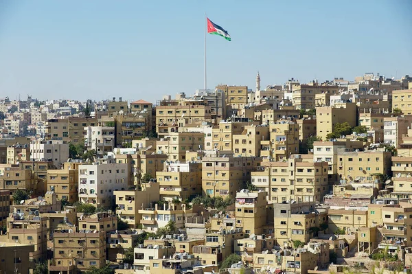 Gród miasta Amman Śródmieście z budynków mieszkalnych i machać Flaga narodowa w Amman, Jordan. — Zdjęcie stockowe