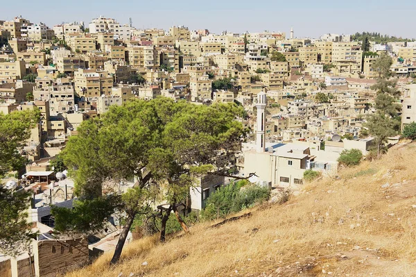 Widok na centrum z budynków mieszkalnych z wzgórza cytadeli w Amman, Jordan. — Zdjęcie stockowe