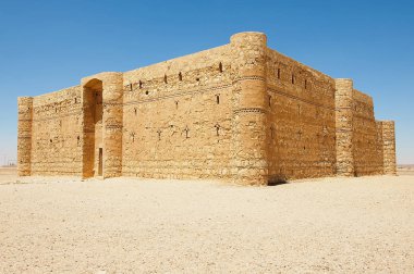 Dış çöl kalesinin Qasr Kharana (Kharanah veya Harrana) yakınındaki Amman, Jordan. 