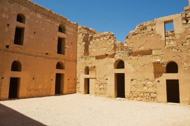 İç avluya terk edilmiş çöl kalesinin Qasr Kharana (Kharanah veya Harrana) yakınındaki Amman, Ürdün. 