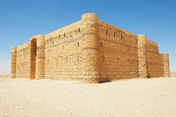 Dış çöl kalesinin Qasr Kharana (Kharanah veya Harrana) yakınındaki Amman, Jordan.