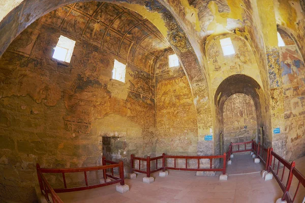 Interior do antigo castelo do deserto omíada de Qasr Amra com parede mural romana e decoração de teto em Zarqa, Jordânia . — Fotografia de Stock