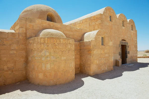 Exterior del castillo del desierto de Amra (Qasr Amra) cerca de Ammán, Jordania . — Foto de Stock