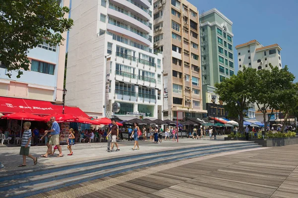 Los turistas caminan por la calle en la ciudad de Stanley en Hong Kong, China . — Foto de Stock