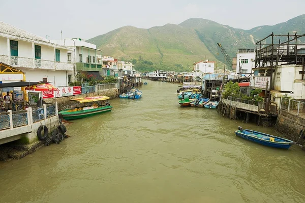 Met het oog op het vissersdorp Tai O met paalwoningen en motorboten in Hong Kong, China. — Stockfoto