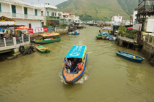 Toeristen genieten van boottocht op het vissersdorp Tai O met paalwoningen in Hong Kong, China. — Stockfoto