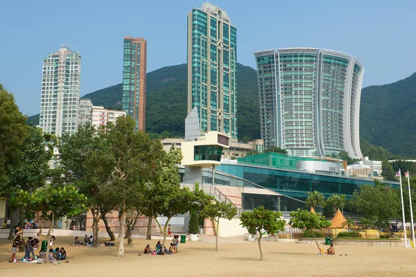 Personer koppla av vid Stanley town beach i Hong Kong, Kina — Stockfoto