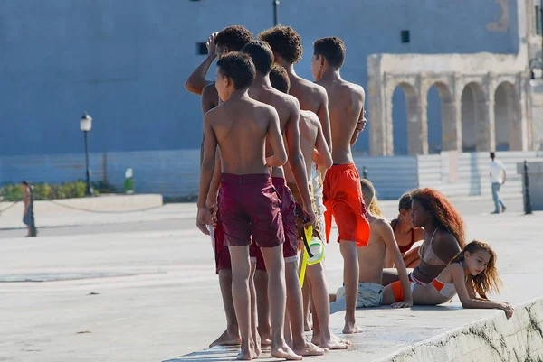 Adolescenti prendere il sole alla diga Malecon a L'Avana, Cuba . — Foto Stock