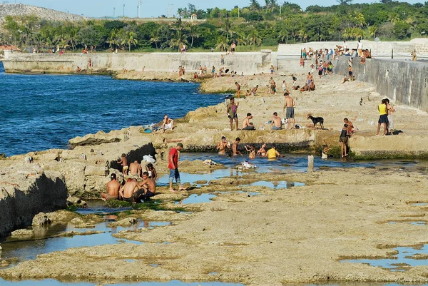 Malecón Deniz kenarındaki sete Havana, Küba'da, insanlar güneşlenmek. — Stok fotoğraf