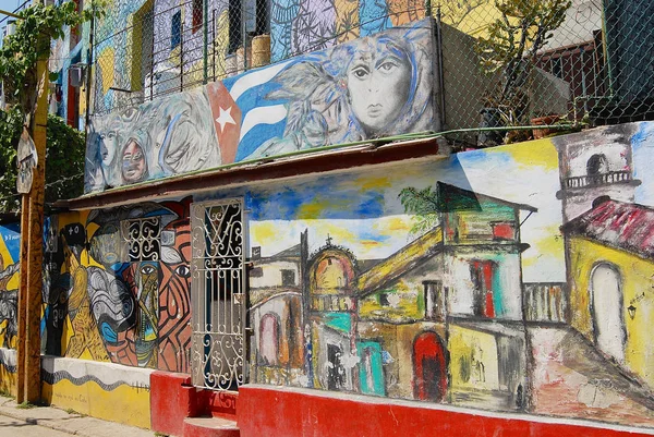 Edificio exterior con pinturas de arte callejero en La Habana, Cuba — Foto de Stock