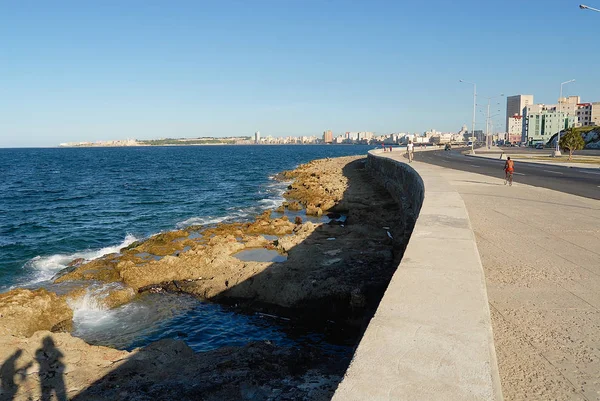 View to the seaside Malecon avenue in Havana, Cuba. — Stock Photo, Image