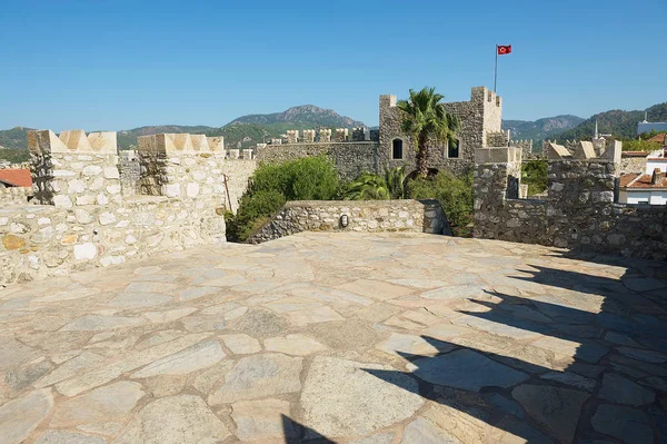 Blick auf die Mauern und den Turm der Burg Marmaris in Marmaris, Türkei. — Stockfoto