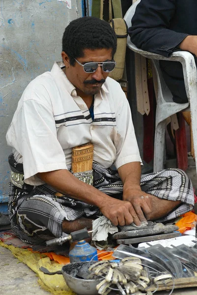 Adam janbiya Sanaa, Yemen keskinleştirir. — Stok fotoğraf