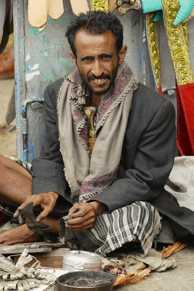 Mann schärft Janbiya in Sanaa, Jemen. — Stockfoto