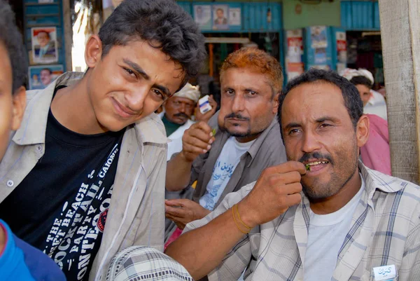 男性は、販売し、ラヒジ, イエメンのローカル市場でチャット (アラビアチャノキ属マテバシイ) をかみます。イエメンにおける主要な社会問題は、チャット (虐待の薬) を咀嚼. — ストック写真