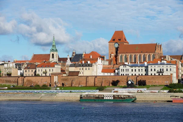 Vista al casco antiguo de Torun desde el otro lado del río Vístula en Torun, Polonia —  Fotos de Stock