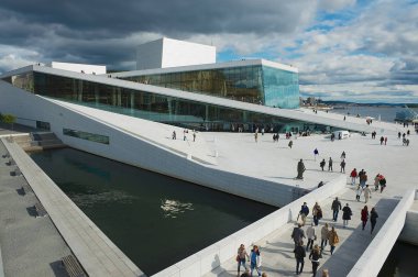 İçin modern Ulusal Oslo Opera Oslo, Norveç'te ev inşa görüntülemek.