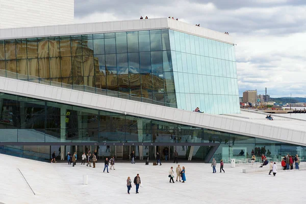 İçin modern Ulusal Oslo Opera Oslo, Norveç'te ev inşa görüntülemek. — Stok fotoğraf