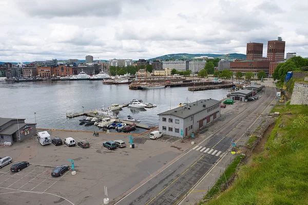 Pohled na přístav a Oslo radnice v Oslu, Norsko. — Stock fotografie