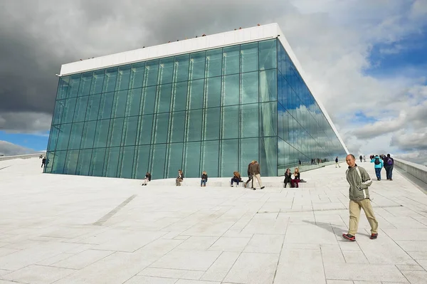 Blick auf das moderne Nationalopernhaus in Oslo, Norwegen. — Stockfoto