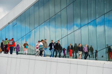 Yan duvar, ulusal Oslo Opera Oslo, Norveç'te ev inşa tarafından insanlar yürümek.