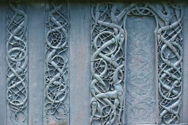 Ornes, Norveç'te katran kaplı viking motiflerle Dekorasyonu Ortaçağ Urnes çıta kilise oyulmuş dış ahşap duvar.