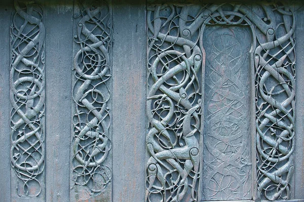 Ornes, Norveç'te katran kaplı viking motiflerle Dekorasyonu Ortaçağ Urnes çıta kilise oyulmuş dış ahşap duvar.