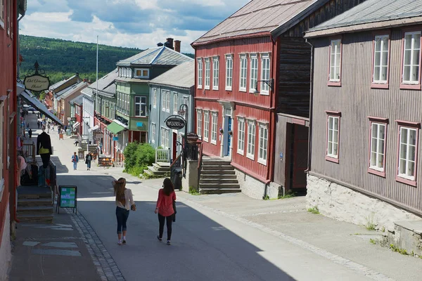 挪威 Roros, 游客在街上漫步. — 图库照片