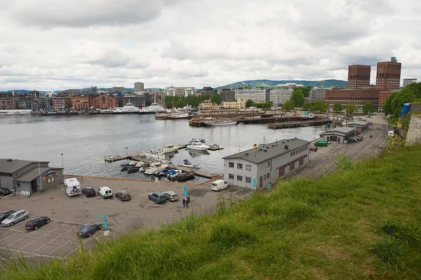 Vista para o porto e edifício da prefeitura de Oslo em Oslo, Noruega . — Fotografia de Stock