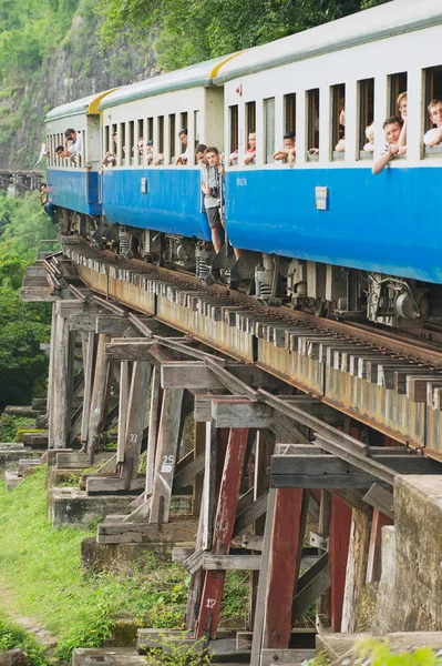 La gente viaja con el tren de la vendimia por el tren de la muerte en Kanchanaburi, Tailandia . —  Fotos de Stock