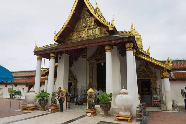 Люди посещают храм Wat Phra Sri Rattana Mahathat Woramahawihan в Пхитсанулоке, Таиланд . — стоковое фото