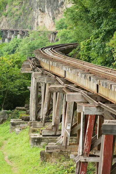 Смертная железная дорога Таиланд - Бирма следует за изгибами реки Квай в Канчанабури, Таиланд . — стоковое фото