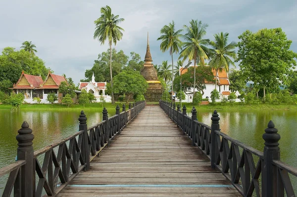 Vue sur le string Wat Traphang avec le pont sur un étang au premier plan à Sukhothai, Thaïlande . — Photo