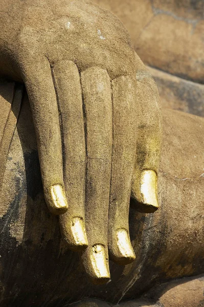 Estátua de Buda close up detalhe mão em Sukhothai, Tailândia . — Fotografia de Stock