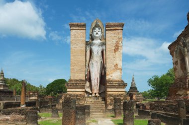 Buda heykeli Sukhothai Historical Park, Tayland Wat Mahathat Tapınağı kalıntıları, ayakta.