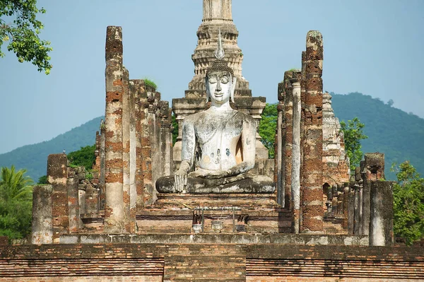 Sitting Buddha statue at the ruins of the main chapel of the Wat Mahathat temple in Sukhotai Historical Park, Thailand. — Stock Photo, Image