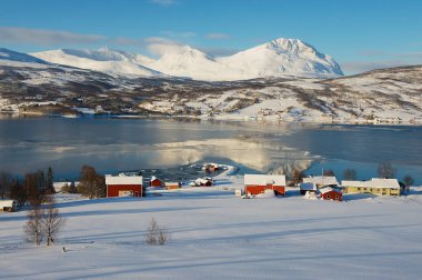 Kış görünümü Lavangen fiyort ve Soloy Köyü, Troms İlçesi, Norveç. 
