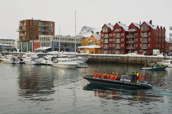 Svolvaer 2011年3月26日 不明身份的游客从挪威的 Svolvaer 港出发去乘船旅行 — 图库照片