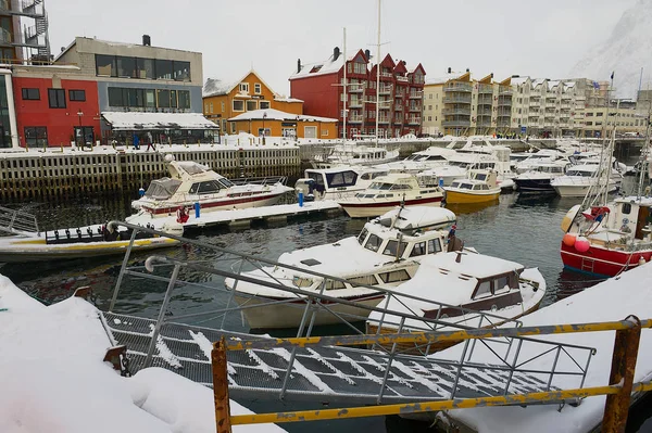 ブレムネス ノルウェー 2011 ブレムネス ノルウェーの港のビューです ブレムネス港 月国際タラ釣り大会で毎年開催の出発点であります — ストック写真
