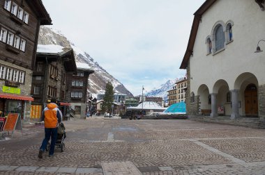 Kare ve geleneksel ahşap binalar Zermatt, İsviçre için görüntüleyin.
