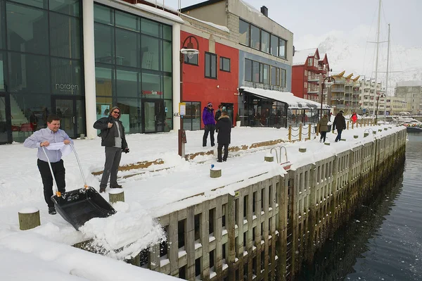 Svolvaer Noruega Março 2011 Pessoas Não Identificadas Limpam Neve Caminham — Fotografia de Stock