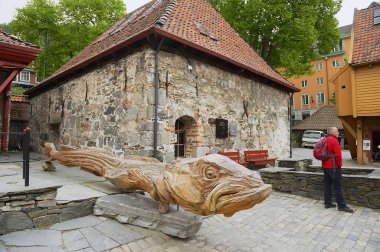 Bergen, Norveç - 04 Haziran 2012: Görünümüne Bryggen tarihsel çeyreğinde yan sokakta Bergen, Norveç.